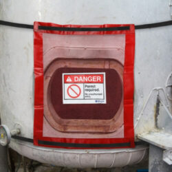 Extra skyddsöverdrag för slutna utrymmen och manluckor utan fläns