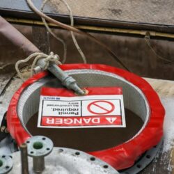 Låsbart skyddsöverdrag för manluckor och slutna utrymmen (med hål för gasvarnare)