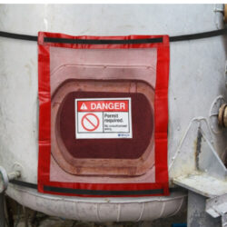 Låsbart skyddsöverdrag för slutna utrymmen och manluckor utan fläns