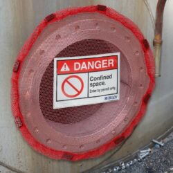 Skyddslock med magnetfäste för slutna utrymmen och manluckor