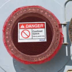 Skyddsöverdrag i elastiskt nät för manluckor och slutna utrymmen Bisafe