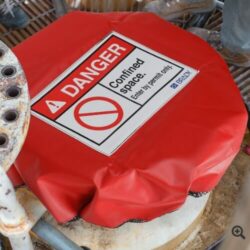 Låsbart skyddsöverdrag för manluckor till slutna utrymmen Live