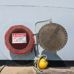 Låsbart skyddsöverdrag i nättyg för slutna utrymmen och manluckor